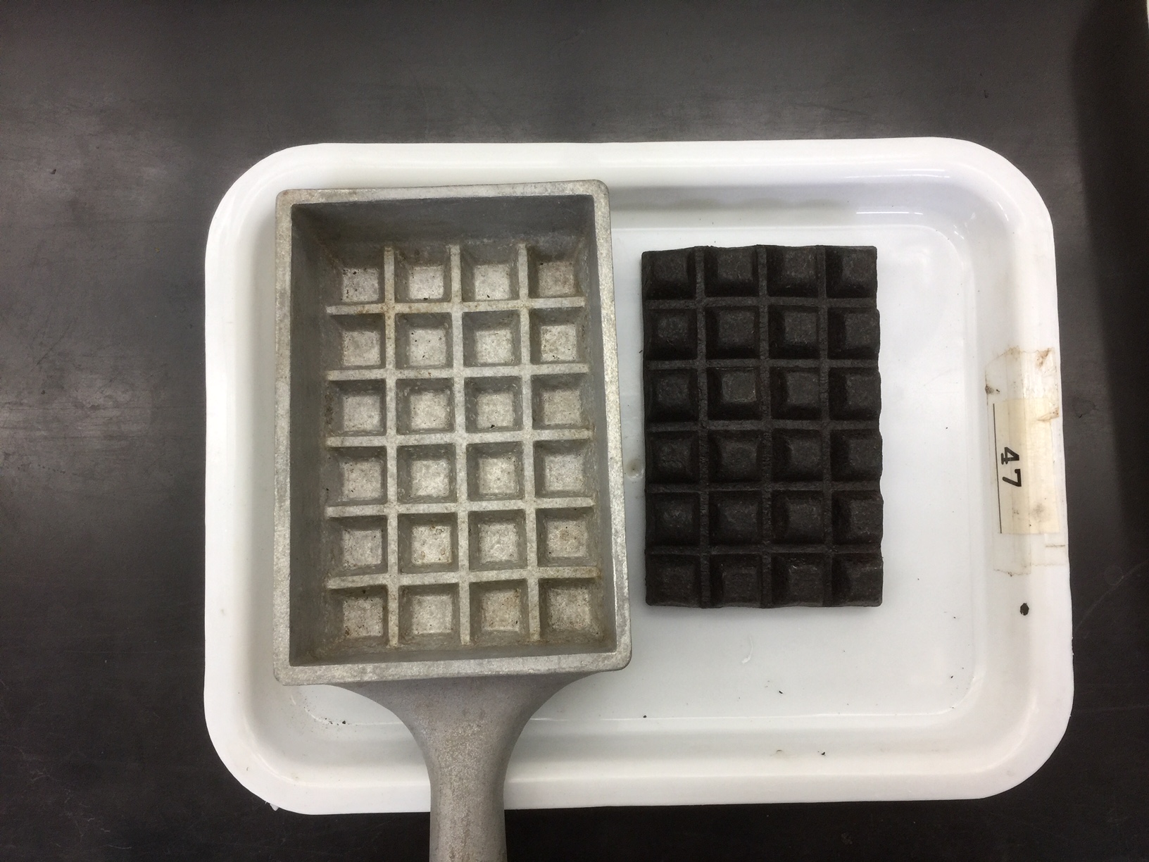 茶業改良場臺東分場研發之緊壓茶製作使用模具-巧克力模具
